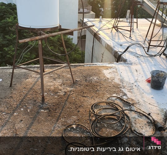 חוטים וכלים על גג לאיטום